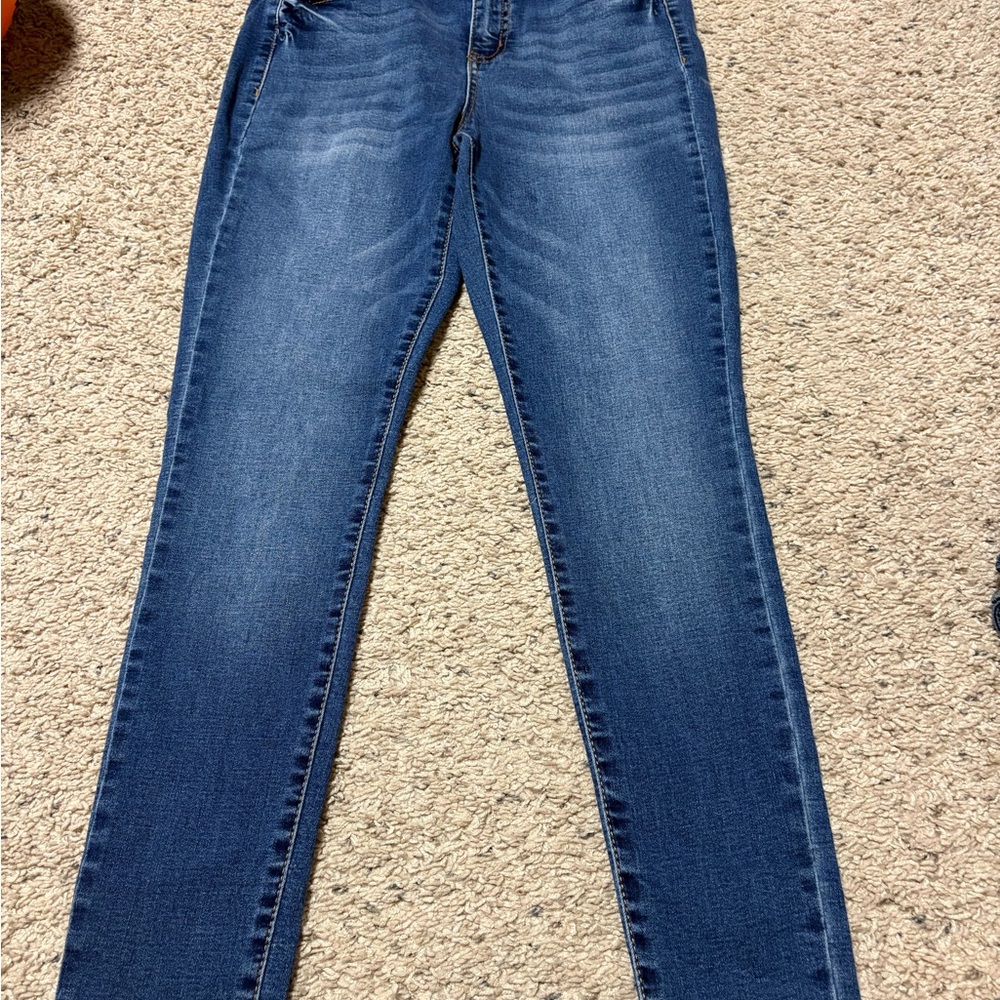 Women's Dark Blue  Skinny Jeans. Very stretchy like new.